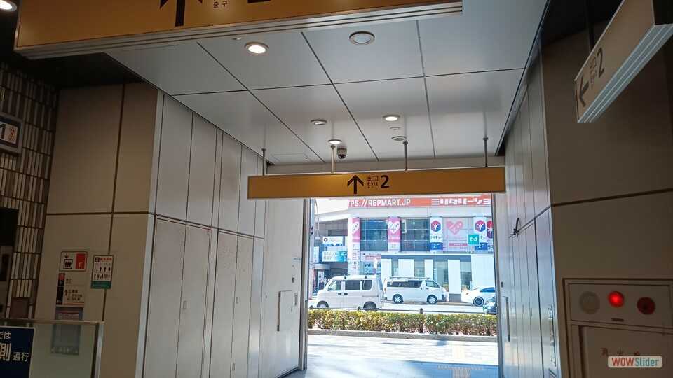 2. 東京メトロ銀座線 末広町駅 2番出口（正面の横断歩道を渡る）