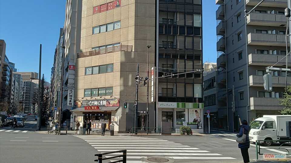 5. どらっぐ ぱぱすの交差点を渡り直進